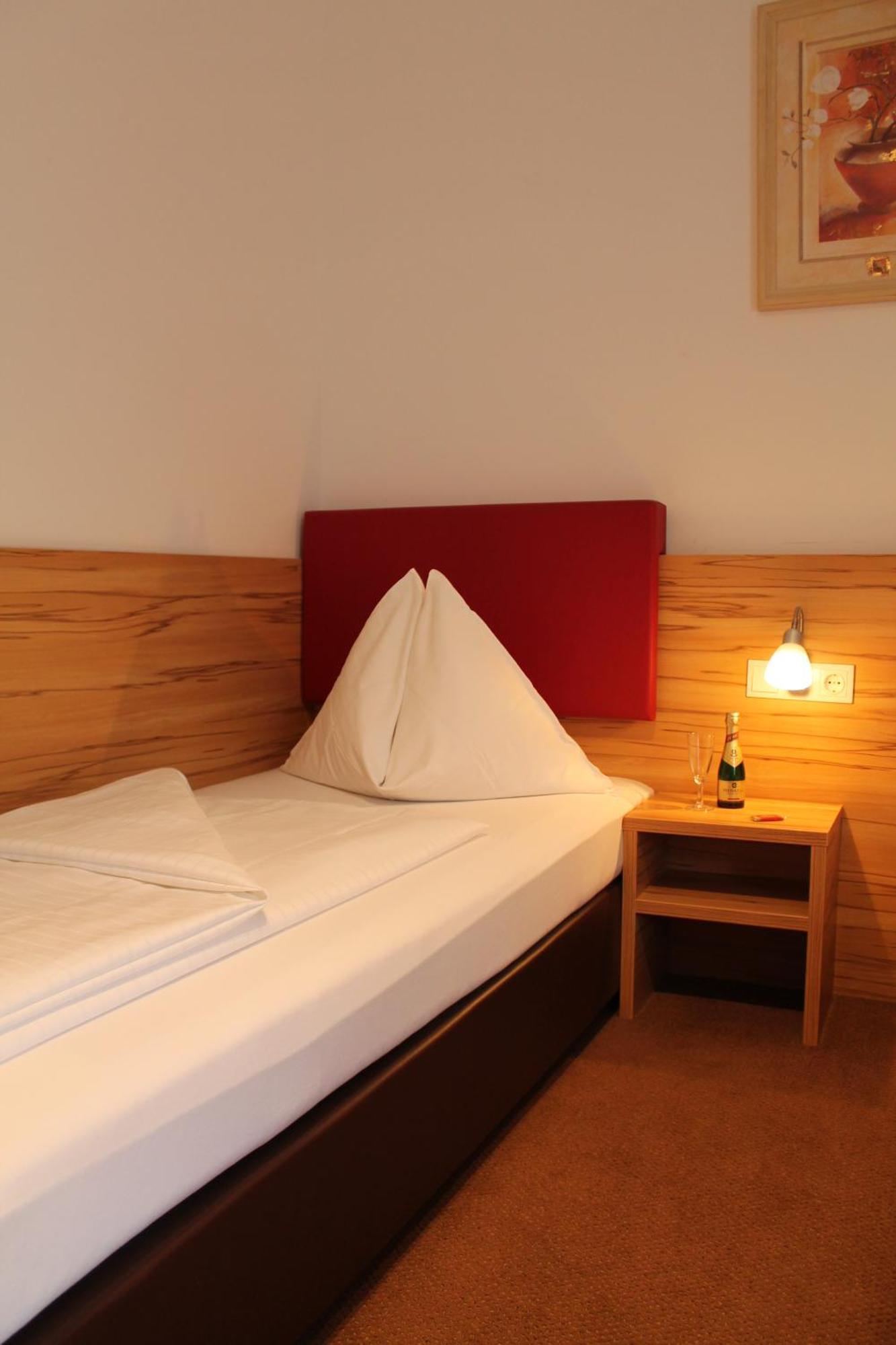 Hotel Restaurant Schwartz Neusiedl am Steinfelde 部屋 写真
