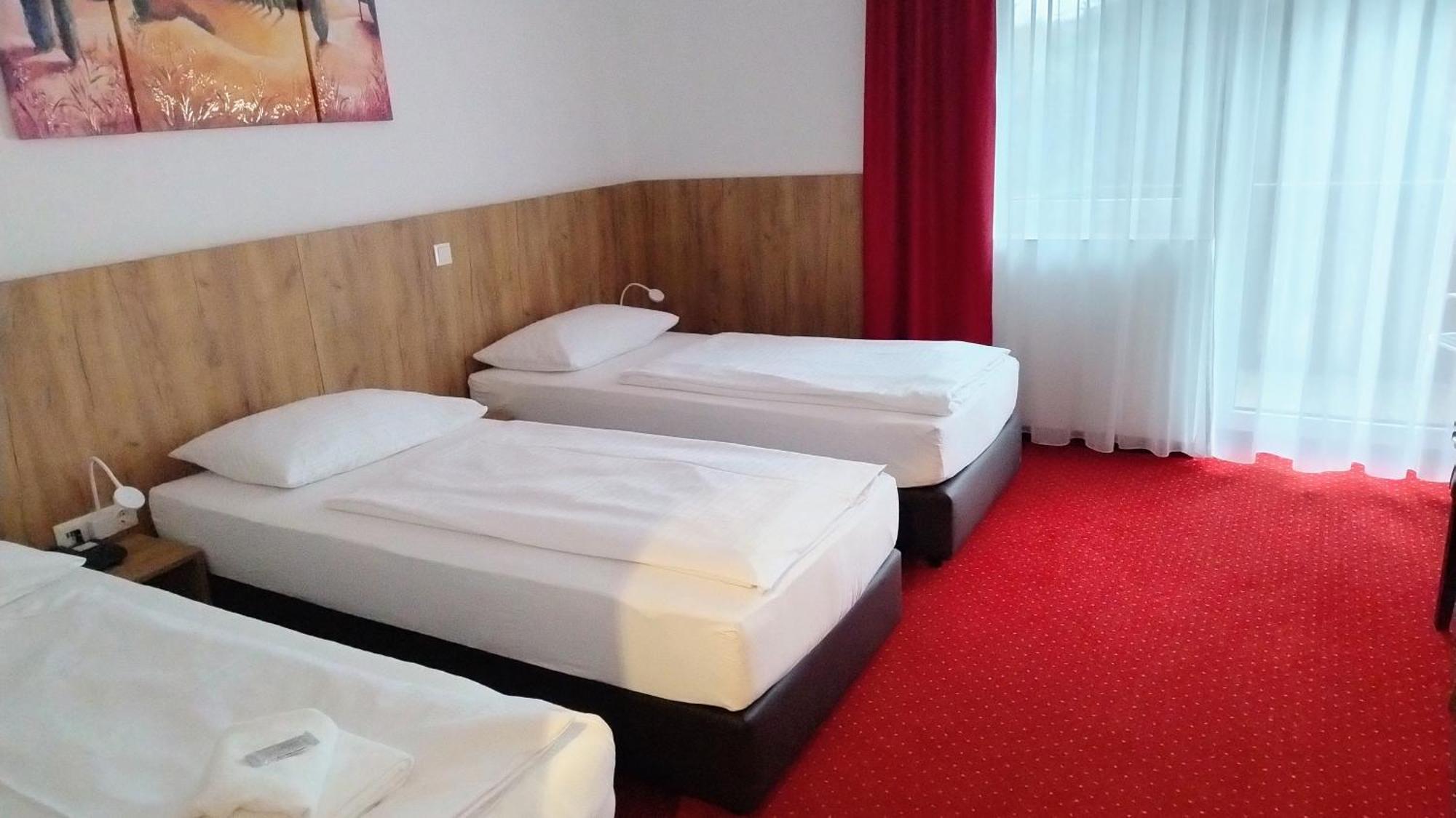 Hotel Restaurant Schwartz Neusiedl am Steinfelde エクステリア 写真