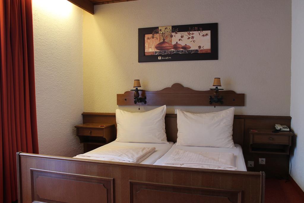 Hotel Restaurant Schwartz Neusiedl am Steinfelde エクステリア 写真