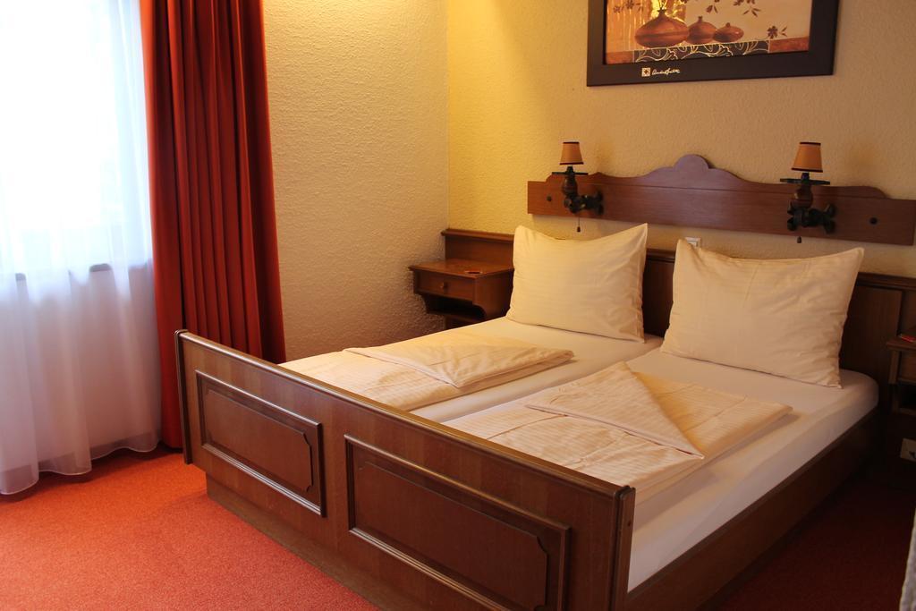 Hotel Restaurant Schwartz Neusiedl am Steinfelde エクステリア 写真