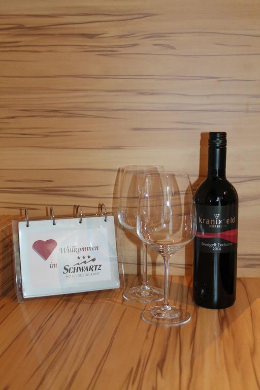 Hotel Restaurant Schwartz Neusiedl am Steinfelde エクステリア 写真