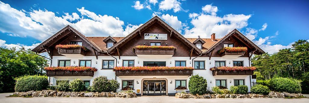 Hotel Restaurant Schwartz Neusiedl am Steinfelde エクステリア 写真