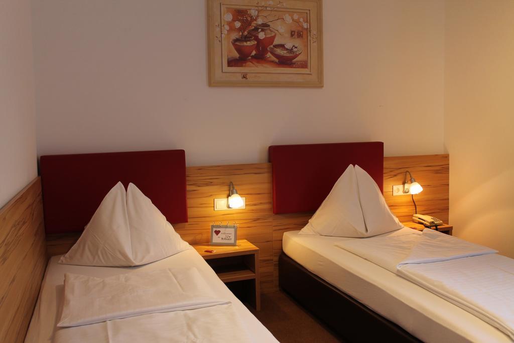 Hotel Restaurant Schwartz Neusiedl am Steinfelde 部屋 写真