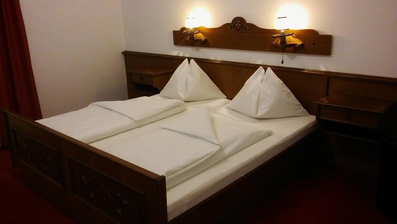 Hotel Restaurant Schwartz Neusiedl am Steinfelde エクステリア 写真