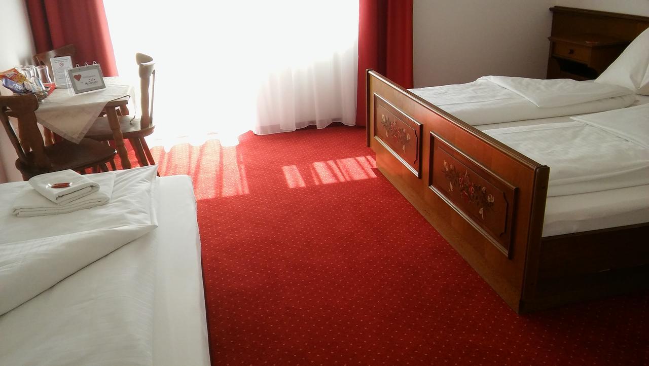 Hotel Restaurant Schwartz Neusiedl am Steinfelde エクステリア 写真