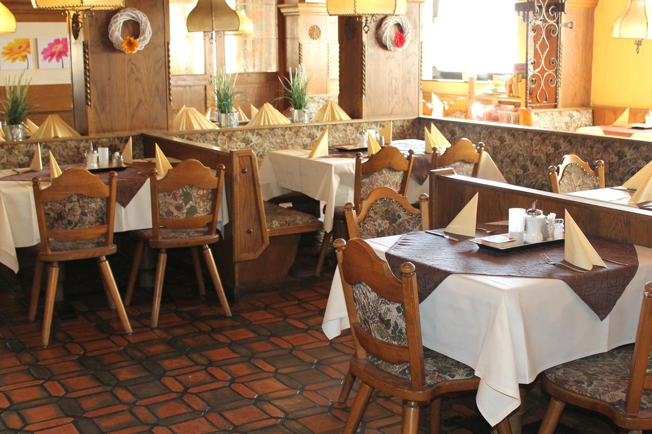 Hotel Restaurant Schwartz Neusiedl am Steinfelde エクステリア 写真
