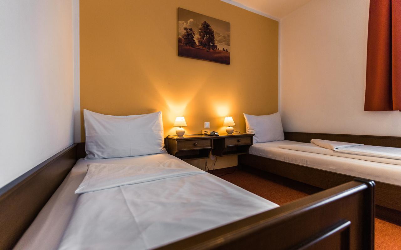 Hotel Restaurant Schwartz Neusiedl am Steinfelde エクステリア 写真