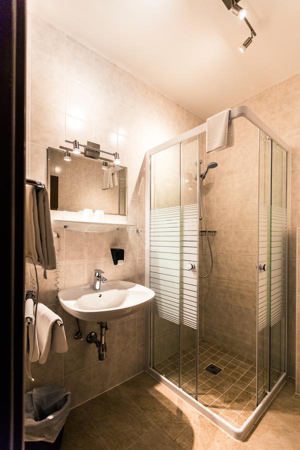 Hotel Restaurant Schwartz Neusiedl am Steinfelde エクステリア 写真