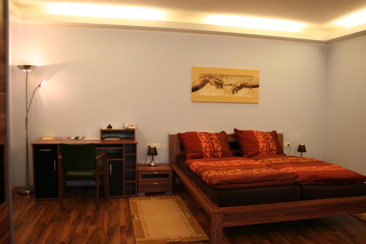 Hotel Restaurant Schwartz Neusiedl am Steinfelde エクステリア 写真
